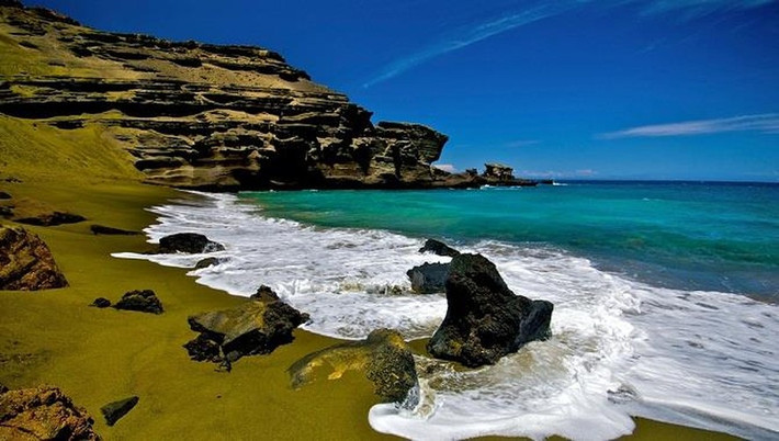 Bãi biển màu xanh lá Papakōlea (Hawaii, Mỹ): Đây là nơi sở hữu bãi biển có màu lạ đến mức bất thường. Nhiều năm trước, khi núi lửa phun trào, những tinh thể đặc biệt có tên gọi olivin, khoáng chất chứa sắt và ma-giê, đã biến bờ biển này thành màu xanh lá.