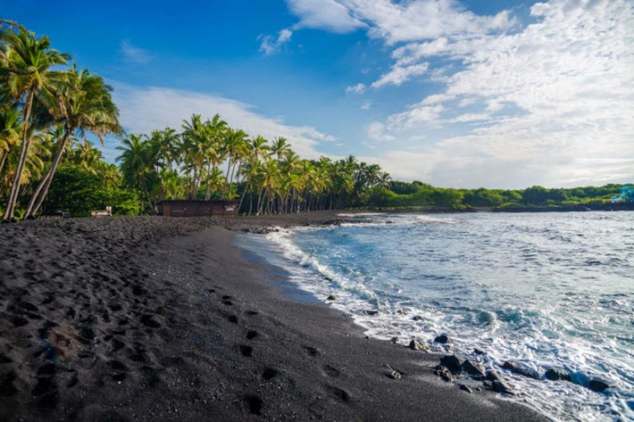 Bãi biển đen Punalu’u (Hawaii, Mỹ): Được mệnh danh là bãi biển cát đen, Punalu'u là điểm đến không thể bỏ qua trên đảo Big ở Hawaii. Màu sắc của cát có nguồn gốc từ đá bazan và dung nham núi lửa.