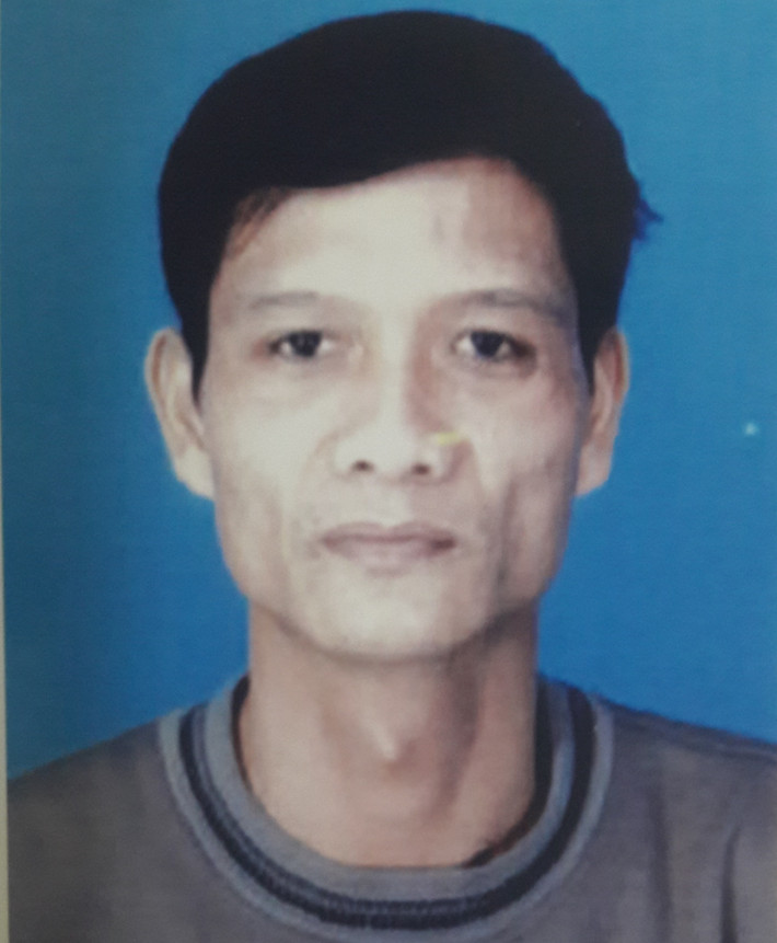 5. Xác định nghi phạm tình nghi Tập trung điều tra theo hướng nhằm vào các đối tượng có quan hệ với gia đình các nạn nhân, Ban chuyên án thấy nổi lên đối tượng nghi vấn là Doãn Trung Dũng, sinh năm 1971, trú tại tổ 07, khu 01, phường Trưng Vương, thành phố Uông Bí, tỉnh Quảng Ninh. Dũng quê ở Hải Phòng, là cháu gọi nạn nhân Hát là dì bên vợ, đối tượng từng có 2 tiền án, nghiện ma túy lâu năm, lại ham cờ bạc, gần đây có biểu hiện sử dụng ma túy đá. Có nguồn tin khẳng định buổi chiều tối ngày 23/9, Dũng có đến nhà nạn nhân. Sau ngày xảy ra vụ án, Dũng vắng mặt nơi cư trú và cắt đứt mọi liên lạc.