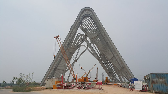 Cổng chào tỉnh Quảng Ninh nằm trong cụm công trình điểm dừng chân được đầu tư xây dựng trên diện tích gần 140 ha trên khu vực QL18 tiếp giáp tỉnh Hải Dương tại thôn Tân Thành (xã Bình Dương, thị xã Đông Triều, tỉnh Quảng Ninh) được khởi công xây dựng từ ngày 28/2/2016 và trụ chính đầu tiên được lắp ráp ngày 5/5/2016.