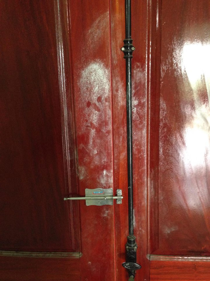 Một người thân nạn nhân kể lại: “Vào sáng ngày hôm qua, Thanh có gọi điện cho tôi, khi đó Thanh khóc nhiều lắm không nói được câu nào. Biết có việc chẳng lành nên tôi xuống nhà cháu thì thấy những cảnh tượng đau lòng trên...