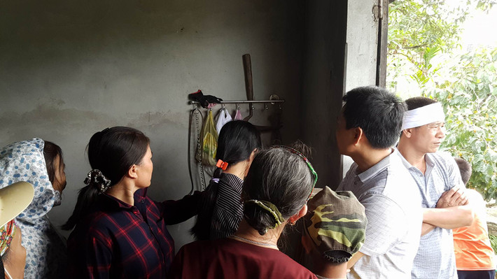 Dẫn phóng viên lên tầng hai ngôi nhà chị Vũ Thị Thanh (trú tại khu Hợp Thành, phường Phương Nam TP. Uông Bí, tỉnh Quảng Ninh) nơi xảy ra vụ án mạng thương tâm 4 bà cháu bị sát hại dã man. Những người thân của gia đình các nạn nhân khẽ lấy tay gạt nước mắt.