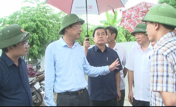 2. Công an vào cuộc điều tra Ngay sau khi nhận được tin báo, trong sáng 24/5/2016, lãnh đạo Công an tỉnh Quảng Ninh đã báo cáo lãnh đạo Bộ Công an, Tỉnh ủy, UBND tỉnh Quảng Ninh, đồng thời huy động tối đa lực lượng các đơn vị nghiệp vụ và Công an các địa phương trong tỉnh có mặt tại hiện trường, triển khai đồng bộ các biện pháp xác minh, điều tra. Ông Nguyễn Văn Đọc, Bí thư Tỉnh ủy Quảng Ninh chỉ đạo các lực lượng chức năng của tỉnh và thành phố Uông Bí tại hiện trường vụ án. Đại tá Đỗ Văn Lực, Giám đốc Công an tỉnh Quảng Ninh, Đại tá Thái Hồng Công, Phó giám đốc Công an tỉnh, thủ trưởng cơ quan CSĐT Công an tỉnh Quảng Ninh có mặt tại hiện trường trực tiếp chỉ đạo lực lượng phá án.