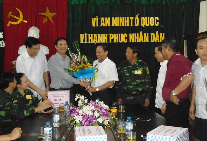12. Thưởng nóng ban chuyên án Ngay khi nhận được tin các lực lượng chức năng đã bắt được nghi phạm Doãn Trung Dũng trong vụ trọng án ở Uông Bí, Quảng Ninh, ngày 26/9, Thủ tướng Chính phủ Nguyễn Xuân Phúc đã có thư khen ngợi gửi tới Bộ Công an, Tỉnh ủy, UBND và Công an tỉnh Quảng Ninh. Ngay sau khi cơ quan điều tra bắt được nghi phạm Doãn Trung Dũng, ông Nguyễn Văn Đọc, Bí thư Tỉnh ủy Quảng Ninh, ông Nguyễn Đức Long, Chủ tịch UBND tỉnh Quảng Ninh đã trực tiếp tới huyện Thủy Nguyên, TP Hải Phòng để động viên, khen thưởng Ban chuyên án điều tra vụ án. Ghi nhận chiến công của Ban chuyên án, tỉnh Quảng Ninh quyết định thưởng 200 triệu đồng, TP Hải Phòng thưởng 100 triệu đồng, TP Uông Bí thưởng 50 triệu đồng cho Ban chuyên án.
