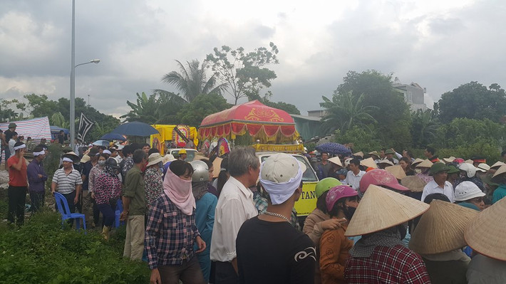 Vào chiều 25/9, hàng nghìn người xếp thành hàng dài đi theo 4 xe tang lễ các nạn nhân trong vụ thảm sát tại Quảng Ninh.