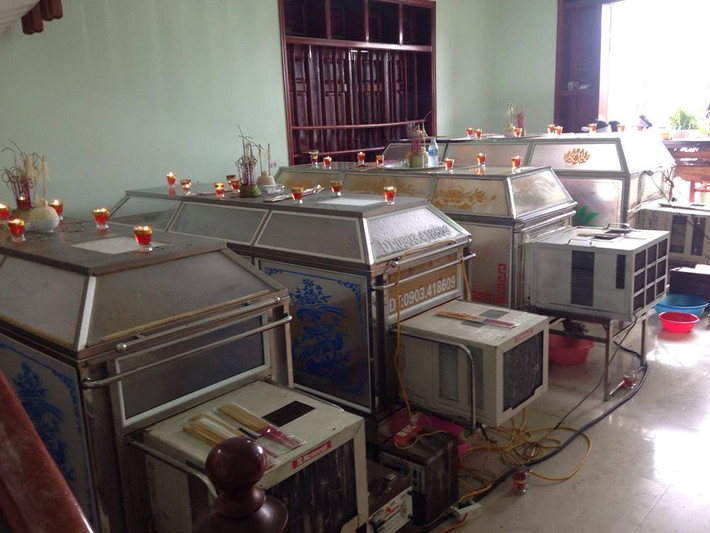 3. Đám tang đẫm nước mắt, hàng nghìn người tham gia đưa tiễn Ngay sau khi quá trình khám nghiệm tử thi kết thúc, lực lượng điều tra đã bàn giao thi thể các nạn nhân cho gia đình tổ chức tang lễ. Bốn chiếc quan tài, bốn di ảnh của mẹ già, 3 cháu nhỏ - nạn nhân trong vụ thảm sát ở Quảng Ninh đã lấy cạn nước mắt của những người dự đám tang.