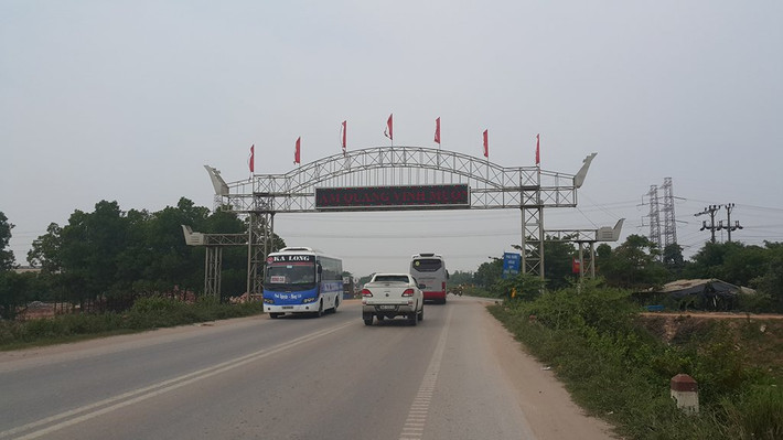 Cách vị trí cổng chào tỉnh Quảng Ninh không xa là cổng chào của thị xã Chí Linh (tỉnh Hải Dương).