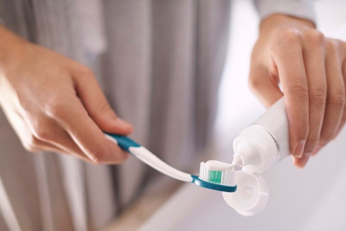 Vệ sinh răng miệng đúng cách: Một trong những cách đơn giản nhất để có hàm răng trắng bóng, hơi thở thơm mát là đánh răng đúng cách. Đánh răng và dùng chỉ nha khoa đều đặn 2 lần mỗi ngày có tác dụng giảm vi khuẩn gây mùi hiệu quả. Chỉ nha khoa giúp loại bỏ các phần thức ăn bị kẹt giữa kẽ răng, nguyên nhân gây ra sự phát triển của vi khuẩn và chứng hôi miệng.