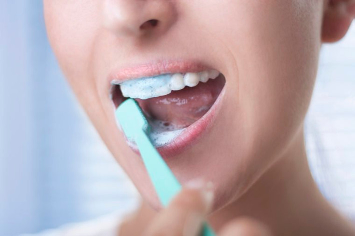 Làm sạch lưỡi: Lưỡi có thể là nơi sinh sản của vi khuẩn có mùi trong miệng và thường bị bỏ qua khi đánh răng. Sau khi đánh răng, hãy sử dụng bàn chải đánh răng để chải lưỡi của bạn. Hoặc sử dụng các sản phẩm cọ lưỡi chuyên dụng sẽ giúp loại bỏ các tác nhân gây mùi.