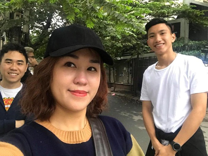 Phong cách thời trang của Văn Hậu khá trẻ trung và thể thao với áo phông trắng.
