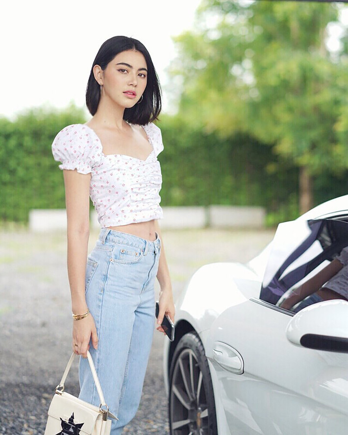 Dù chỉ phối áo croptop với quần jean đơn giản, Mai cũng vẫn nổi bật trên phố bởi nét trẻ trung, gợi cảm.