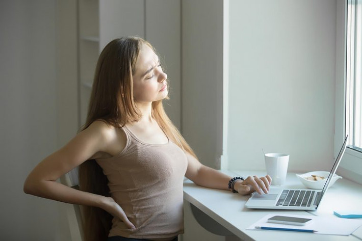 7. Ngồi sai tư thế có thể làm tăng nguy cơ vỡ đĩa đệm hoặc thoát vị, dẫn đến đau và chèn ép dây thần kinh. Ngồi sai tư thế cũng có thể gây khó chịu ở bụng và các vấn đề về tiêu hóa, đặc biệt là táo bón. Điều này xảy ra vì ruột của bạn bị nén, ức chế khả năng đẩy thức ăn qua đường tiêu hóa. Thậm chí, nó có thể làm giảm lượng không khí đưa vào phổi, và tăng nguy cơ trầm cảm.