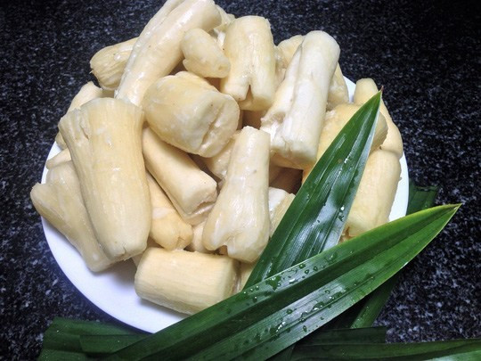 Nếu người ta thường ưa ăn khoai nướng thì sắn ngon nhất phải là sắn hấp. Trong cái lạnh của tiết thu, miếng sắn bở tơi quyện mùi dừa béo ngọt, thơm lừng và vị đậm đà của muối vừng khiến món ăn dân dã hấp dẫn hơn bao giờ hết.