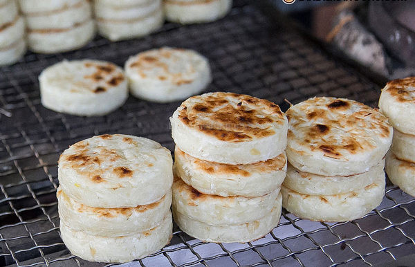 Bánh sắn nướng: Đây là một món ăn nóng hổi, dân dã, được ưa thích vào mùa đông. Củ sắn được hấp chín, bỏ xơ, giã nhuyễn, thêm đường rồi nặn thành từng bánh tròn, nhỏ bằng lòng bàn tay con gái. Kế đó, mang bánh đó đi nướng chậm trên than hoa để vỏ bánh bên ngoài và chớm sém, thơm lừng.