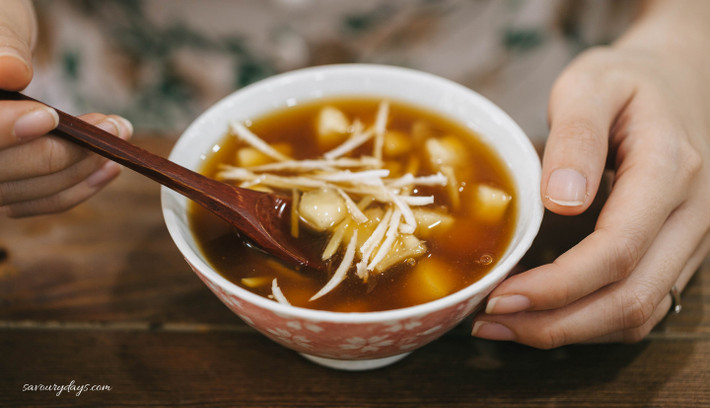 Nguyên liệu nấu chè sắn thì đơn giản lắm, sắn cắt miếng nhỏ vừa ăn, nấu vừa tới để sắn mềm nhưng không được bở nát thì xuống chút bột sắn dây để chè có độ sóng sánh. Và tất nhiên trong bát chè sắn không thể thiếu được chút gừng để bát chè thêm chút cay nồng.