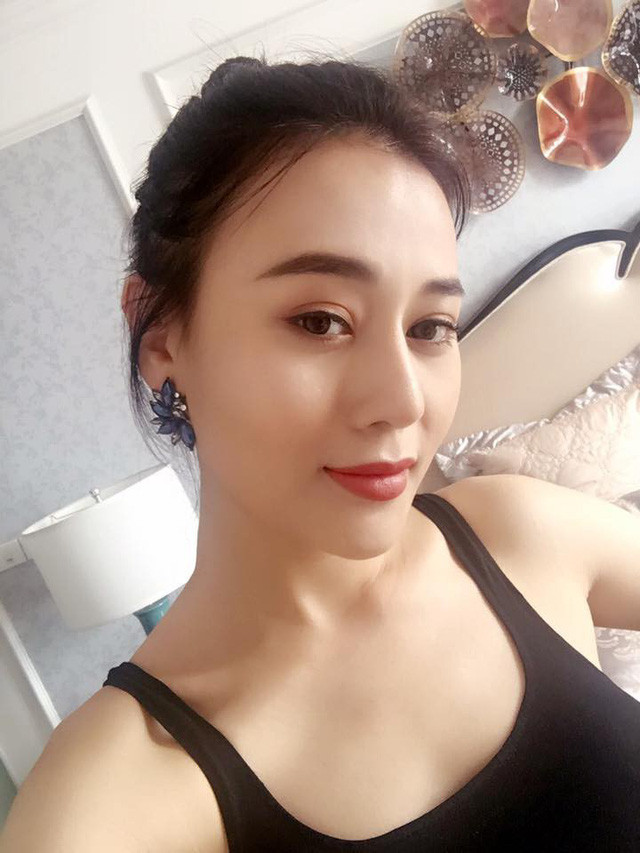 Phương Oanh: Sau khi thủ vai Quỳnh trong bộ phim cùng tên đình đám, nữ diễn viên Phương Oanh với vẻ đẹp gợi cảm nhận được sự quan tâm đông đảo từ công chúng. Phương Oanh sở hữu những đường nét chuẩn đẹp Á Đông với đôi mắt to tròn, mũi cao thanh thoát và khuôn cằm chuẩn V-line nhiều nàng ao ước.