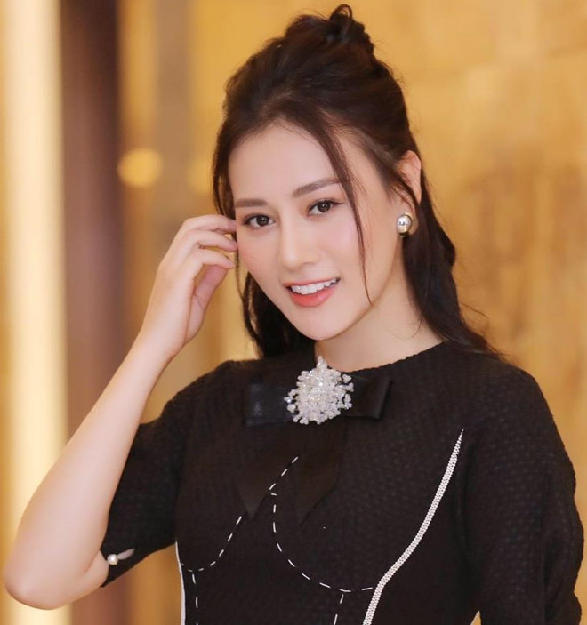 Vẻ đẹp tự nhiên của Phương Oanh từng bị công chúng nghi ngờ là đã qua chỉnh sửa. Nhưng cô luôn khẳng định sự tự nhiên bằng cách đăng công khai ảnh từ bé đến lớn để chứng minh nhan sắc trời ban của mình.