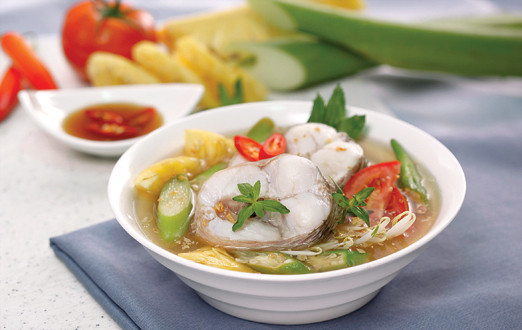 Song, món ăn du khách thường được chiêu đãi khi đến đây vào mùa nước nổi là cá lăng kho thơm, hay cá lăng nấu canh chua. Với hai món ăn này, cá lăng được chiên chín với gia vị rồi mới cho dứa vào.