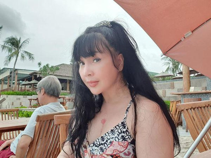 Dù bước sang tuổi 56 nhưng NSND Lan Hương vẫn ăn mặc táo bạo đến bất ngờ.