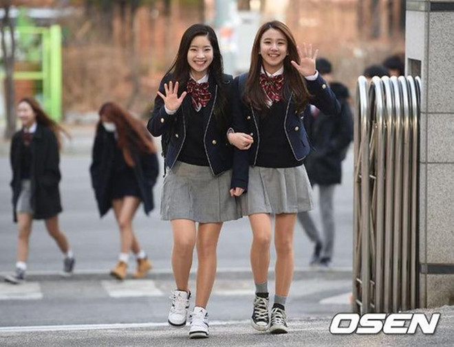 Dahyun và Chaeyoung mặc đồng phục trẻ trung, xinh xắn thu hút sự chú ý của báo giới khi theo học tại Trường Trung học Nghệ thuật Hanlim (Hàn Quốc).
