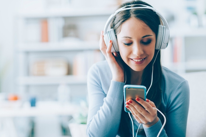 6. Nghe nhạc: Cách thú vị để kích thích quá trình giải phóng dopamine trong não bộ chính là nghe nhạc. Nhiều nghiên cứu hình ảnh não bộ đã phát hiện hoạt động nghe nhạc làm tăng khoái cảm vùng vỏ não chứa nhiều thụ thể dopamine.