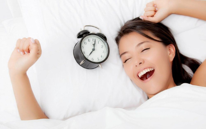 5. Ngủ đủ giấc: Thông thường, dopamine được giải phóng với số lượng lớn vào buổi sáng và giảm dần vào buổi tối trước giờ đi ngủ. Thiếu ngủ thường xuyên sẽ khiến phá vỡ nhịp điệu tự nhiên này. Hậu quả là các thụ thể dopamine trong não sẽ giảm đáng kể vào sáng hôm sau.