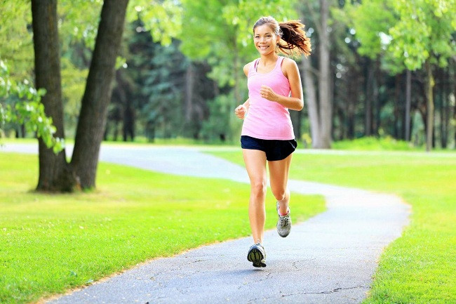 8. Tiếp xúc với ánh sáng mặt trời: Rối loạn cảm xúc theo mùa (SAD) là tình trạng con người cảm thấy buồn bã hoặc chán nản trong mùa đông khi họ không tiếp xúc với ánh sáng mặt trời đủ nhiều. Thời gian tiếp xúc với ánh nắng mặt trời thấp có thể dẫn đến giảm mức độ dẫn truyền thần kinh khiến tâm trạng của bạn sẽ trở nên nặng nề. Hãy tích tắm nắng buổi sớm. Hoạt động này sẽ giúp cơ thể bạn sản sinh nhiều hormone hạnh phúc dopamine.