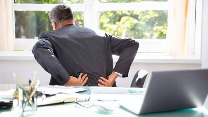 Ngồi suốt ngày và không đi lại có thể dẫn đến đau lưng dưới, đau hông.