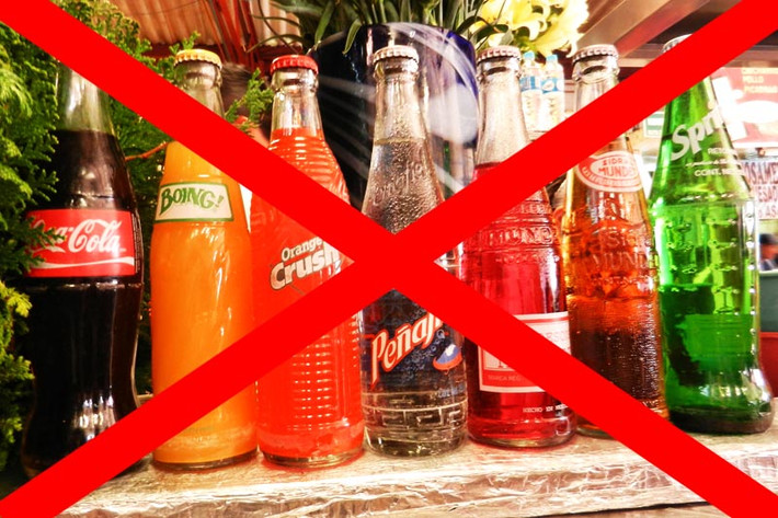 Ngoài ra, bạn cần tránh đồ uống chứa caffein và soda vì chúng là thuốc lợi tiểu. Thay vì cung cấp nước cho cơ thể bạn, chúng thực sự khiến ban mất nhiều chất lỏng hơn từ cơ thể.