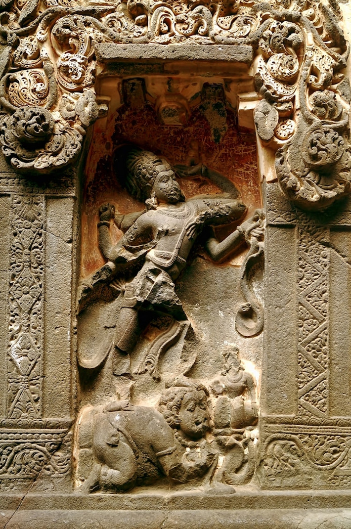 Ngôi đền thờ thần Shiva và xung quanh toàn hình các vị thần khác nhau được chạm khắc công phu.
