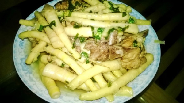 Măng sặt Yên Bái có thể dùng để nấu sườn, luộc, xào với cà chua đều rất ngon.