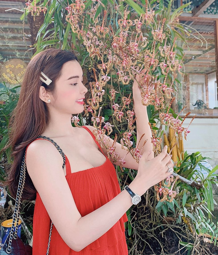 Các kiểu áo hai dây khoe đôi gò bồng đào gợi cảm.