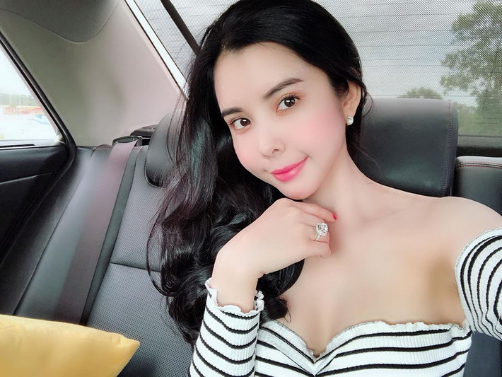 Hoa hậu Huỳnh Vy khiến người hâm mộ "bỏng mắt" bởi gu thời trang khoe “xôi thịt” táo bạo.