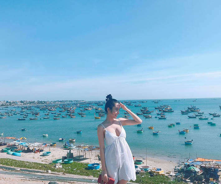 Chiếc đầm hai dây tôn vòng một "ngồn ngộn" của người đẹp. Ảnh: FBNV.