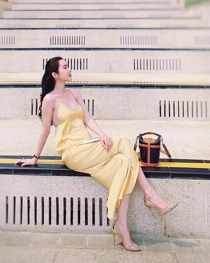 Sở hữu thân hình quá nuột nà, Huỳnh Vy tiếp tục phát huy thế mạnh qua những chiếc váy hai dây khoe vòng 1 tròn đầy.