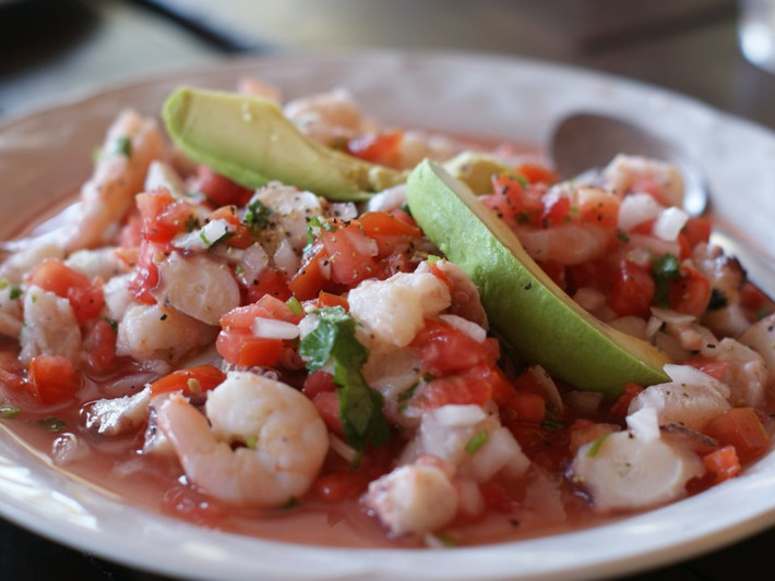 Ceviche, Mỹ Latin: Các quốc gia khu vực Mỹ Latin như Peru và Ecuador nổi tiếng với món ceviche - hải sản tươi sống được trộn cùng nước chanh tươi và các loại rau củ, gia vị khác.
