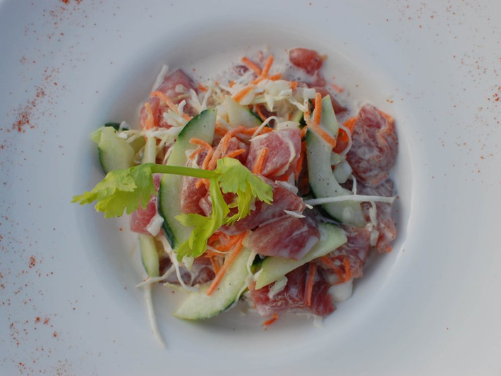 Poisson Cru, Tahiti: Món ăn này tương tự như gỏi hải sản ceviche, nhưng được cho thêm nước cốt dừa để tạo hương vị dịu nhẹ hơn.