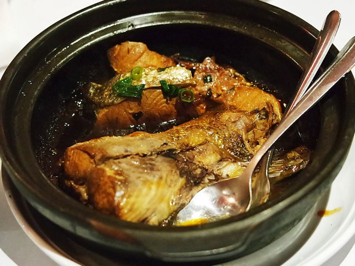 Cá kho tộ, Việt Nam: Cá được kho trong một niêu đất đặc biệt, thêm nước đường thắng để tạo màu caramen bắt mắt và hương vị hấp dẫn. Món này thường được rắc thêm chút hành và ăn cùng cơm trắng.