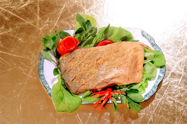 Cá thính: Đây là món đặc sản riêng có của vùng Vĩnh Phúc. Cá tươi được làm sạch rồi cho vào vại muối chua. Chỉ với cá tươi, muối hột, thính (ngô và đỗ tương rang xay), người dân huyện Lập Thạch (tỉnh Vĩnh Phúc) đã tạo ra món cá thính chua nức tiếng gần xa.