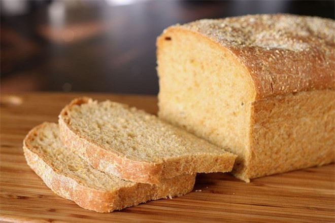 Bánh mì: Theo New York Times, bạn nên ăn bánh mì và các lọa ngũ cốc nguyên hạt trước khi lên tàu xe. Chúng có tác dụng hỗ trợ cho quá trình tiêu hóa nhanh hơn, nhờ vậy ngăn ngừa cảm giác choáng váng, nôn nao. Ảnh: Newyorktimes.