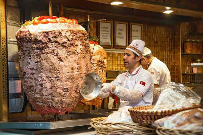 Doner kebab ở Thổ Nhĩ Kỳ: Đây là một trong những món ăn đường phố nổi tiếng nhất ở Đức và phần lớn châu Âu.Dịch theo nghĩa đen từ tiếng Thổ Nhĩ Kỳ thì tên món ăn nghĩa là thịt quay kebab gồm 1 trong các loại thịt như thịt cừu, thịt bò hoặc thịt gà được nướng từ từ trên chiếc xiên xoay dọc.