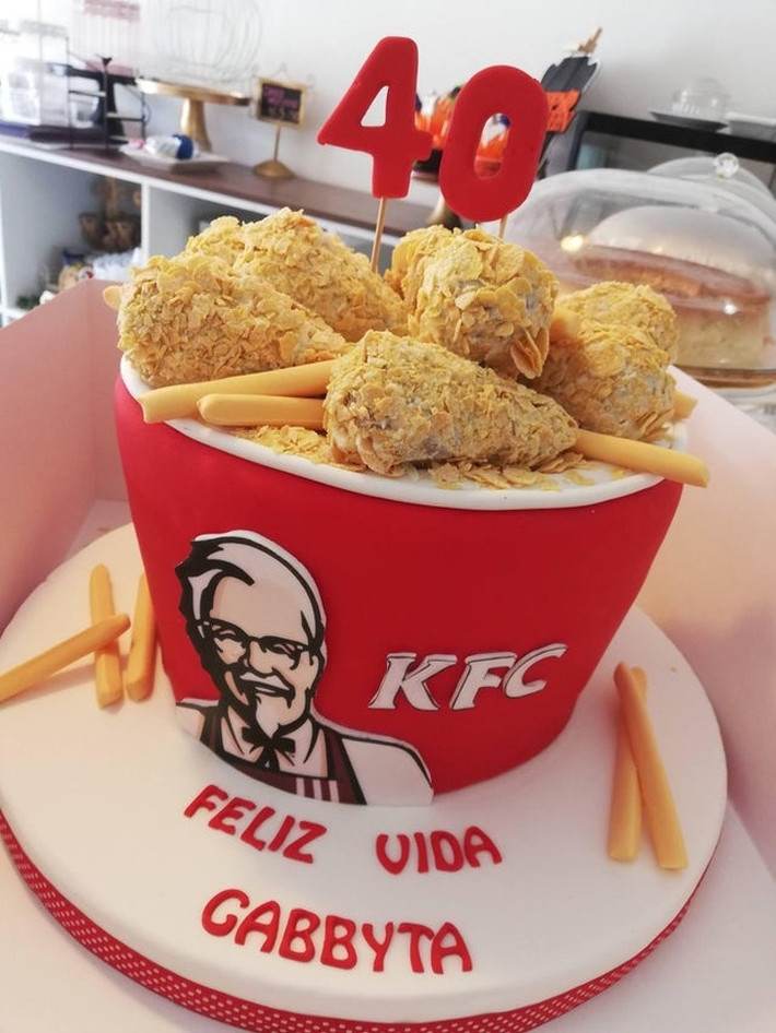 Chiếc bánh sinh nhật độc đáo dành cho tín đồ KFC.