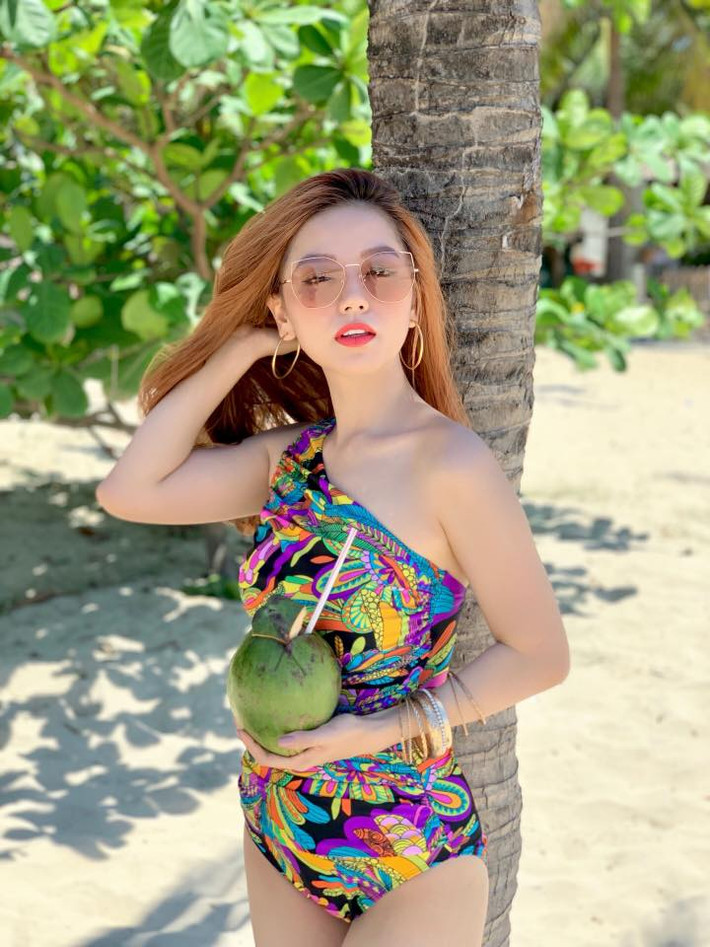 Cô nàng cũng tự tin khoe body trong bộ bikini liền thân đầy họa tiết.