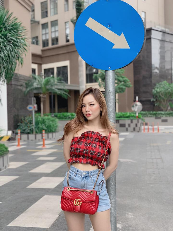 Áo croptop cúp ngực và quần jean là set đồ sành điệu thường được Hạ Anh chưng diện xuống phố.