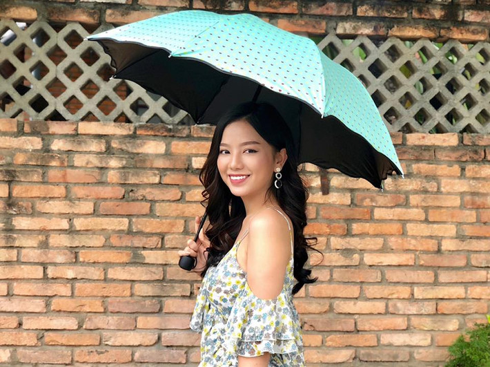 Phong cách thời trang của Hạ Anh không bó buộc bản thân trong bất cứ khuôn phép nào, cô thay đổi style từ gợi cảm, nóng bỏng đến cá tính trẻ trung.