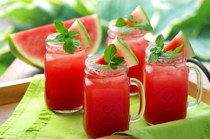 Nước dưa hấu là nước uống hoa quả giúp giải độc gan rất tốt. Nguyên liệu: 1 miếng dưa hấu xắt nhỏ; 10 lá bạc hà; 1,5 lít nước lọc.