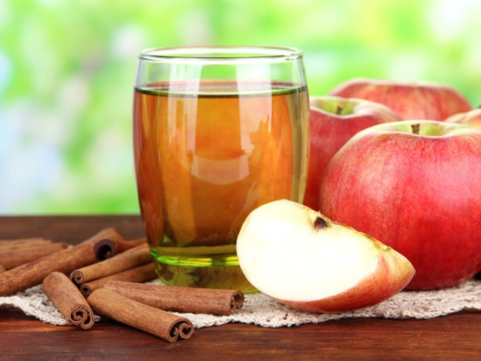 Nước táo + quế vừa giải độc cơ thể vừa làm sạch hệ tiêu hóa rất tốt. Nguyên liệu: Một quả táo rửa sạch, thái lát, bỏ hạt và cuống; 1 thìa cà phê bột quế; vài viên đá lạnh; 1 bình nước lọc (khoảng 1 - 2,5 lít).