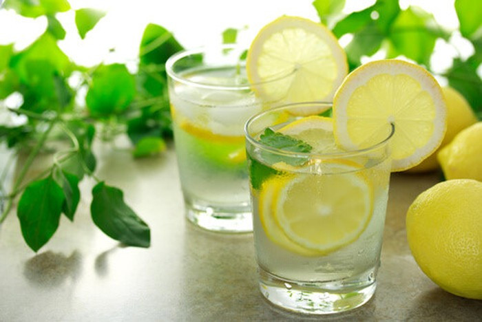 Nước chanh + gừng hỗ trợ giải độc và thanh lọc cơ thể, đặc biệt là gan. Nguyên liệu: 4 quả chanh; 2 lát gừng tươi; 2 lít nước.
