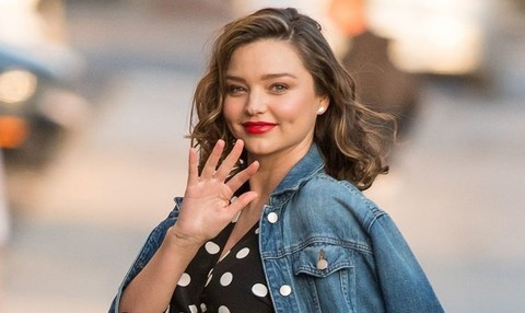 Từ thiên thần Victoria’s Secret đến nữ doanh nhân thành đạt và mẹ của hai con, sắc đẹp của siêu mẫu Miranda Kerr không thay đổi nhiều, chỉ thêm mặn mà hơn trước. Bà mẹ hai con tiết lộ bí quyết giữ nhan sắc trẻ trung riêng của cô.