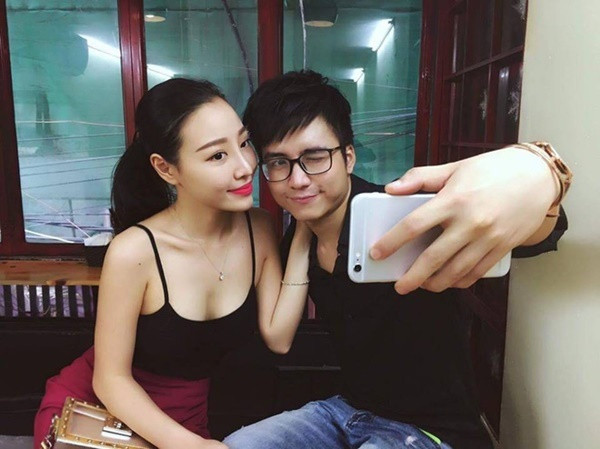 Mạnh Quân chia sẻ bà xã là người kín tiếng, ít đi chơi, chưa từng nói dối mình. Cả hai hoàn toàn tin tưởng nhau trong cuộc sống và hiện rất hạnh phúc với những gì mình có.